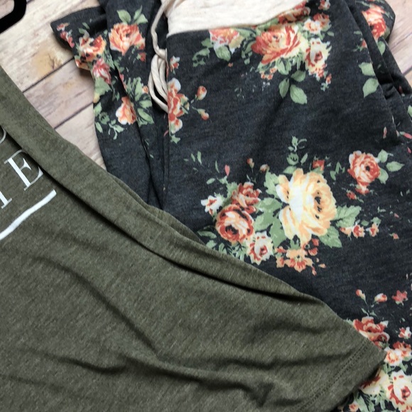 Last 1! Medium Floral lounge pants - Picture 4 of 4